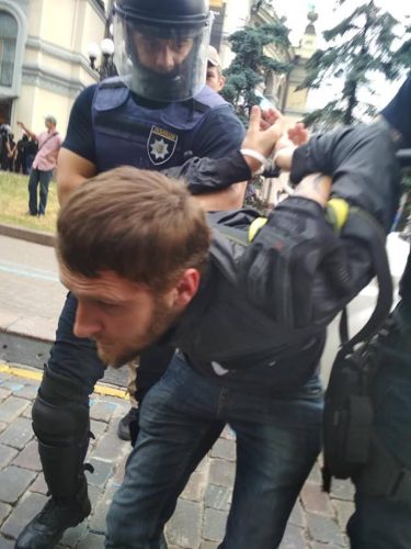 Противників пропаганди секусальних збочень б’ють та затримують у Києві