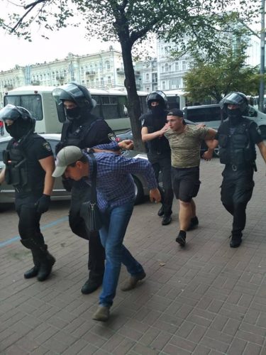 Противників пропаганди секусальних збочень б’ють та затримують у Києві